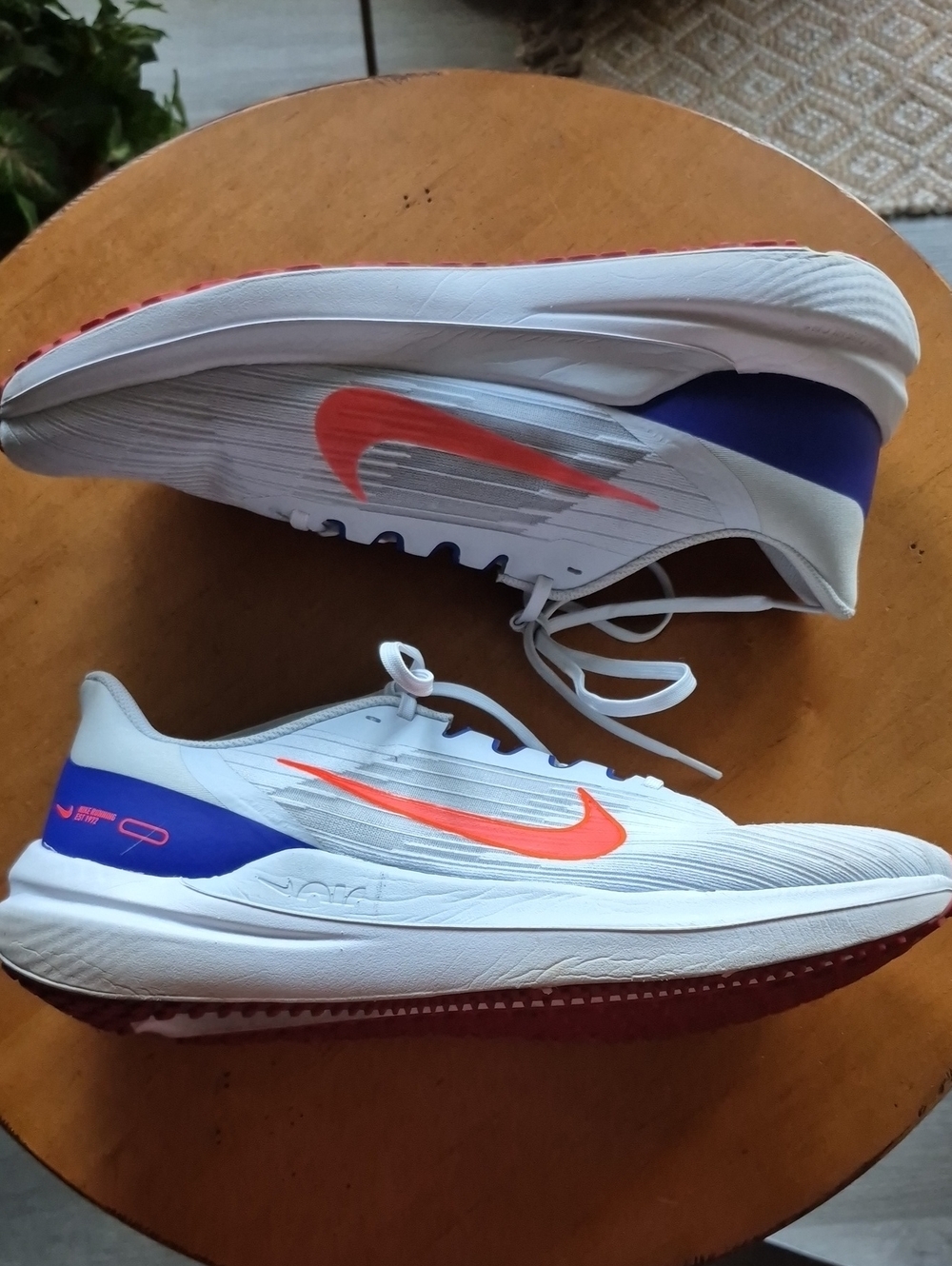 Nike Winflo➡️09 Running Sneakers with Orange Swoosh and Blue Heel Panel. Size 13